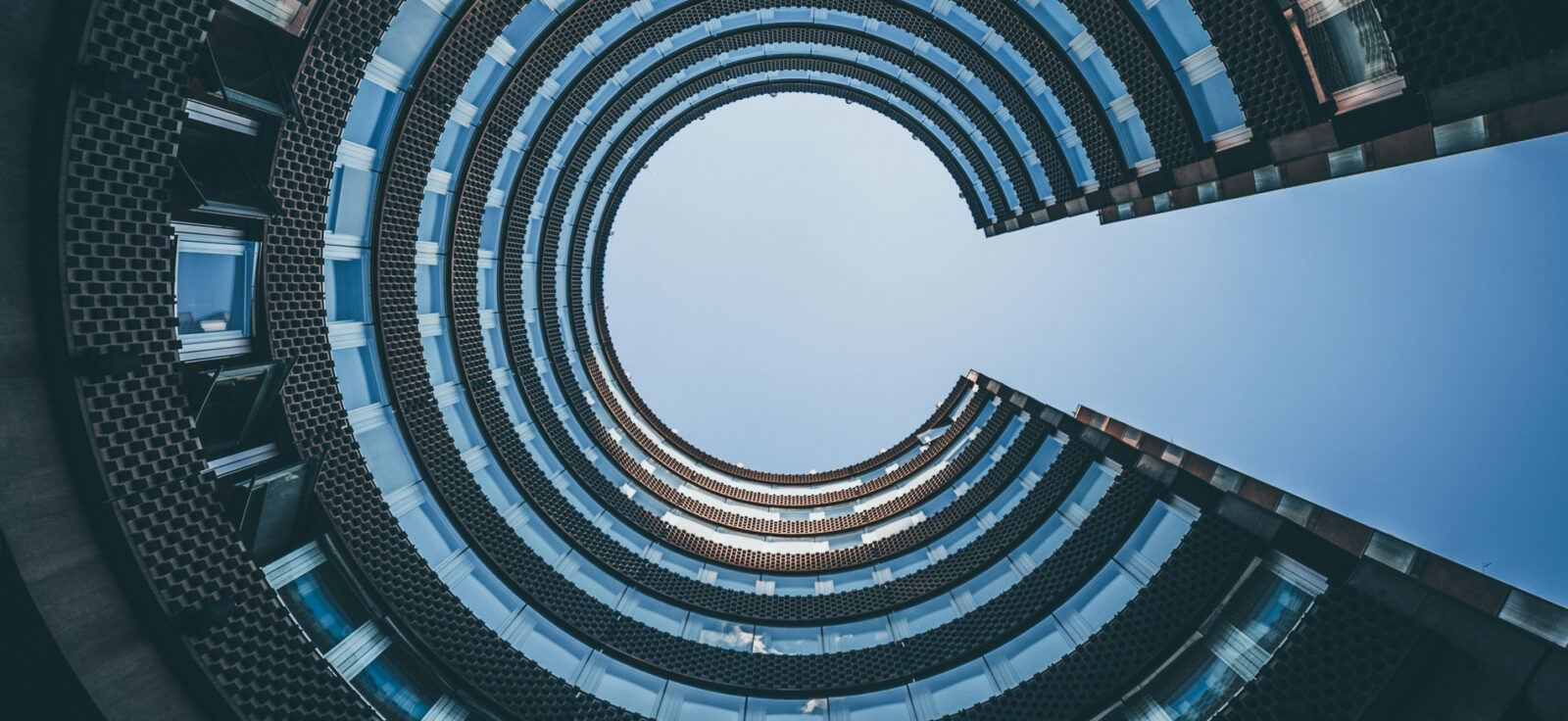 contre plongée d'un bâtiment circulaire