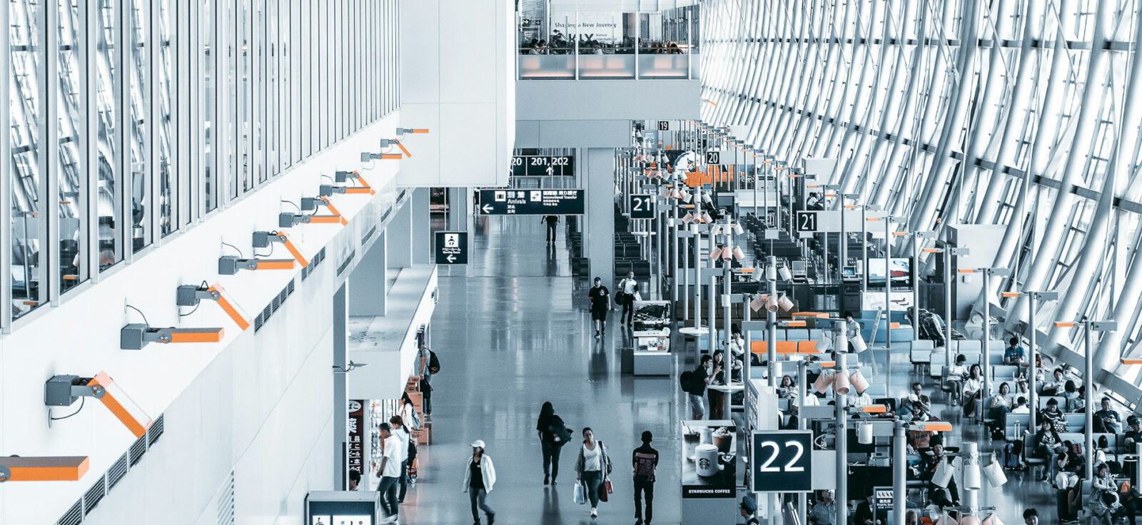 hall d'un aéroport, couleurs très claires