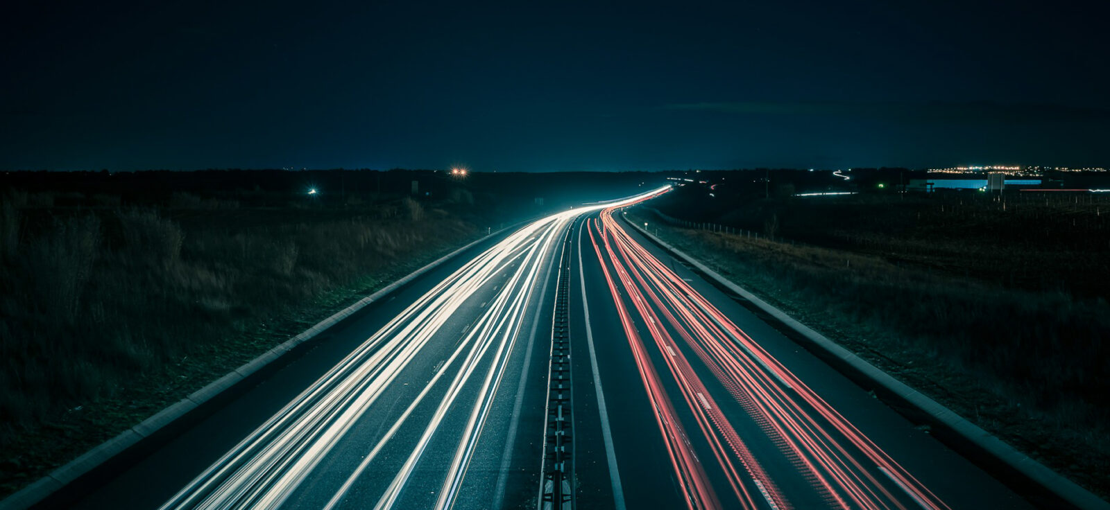flux de lumière des voitures sur l'autoroute