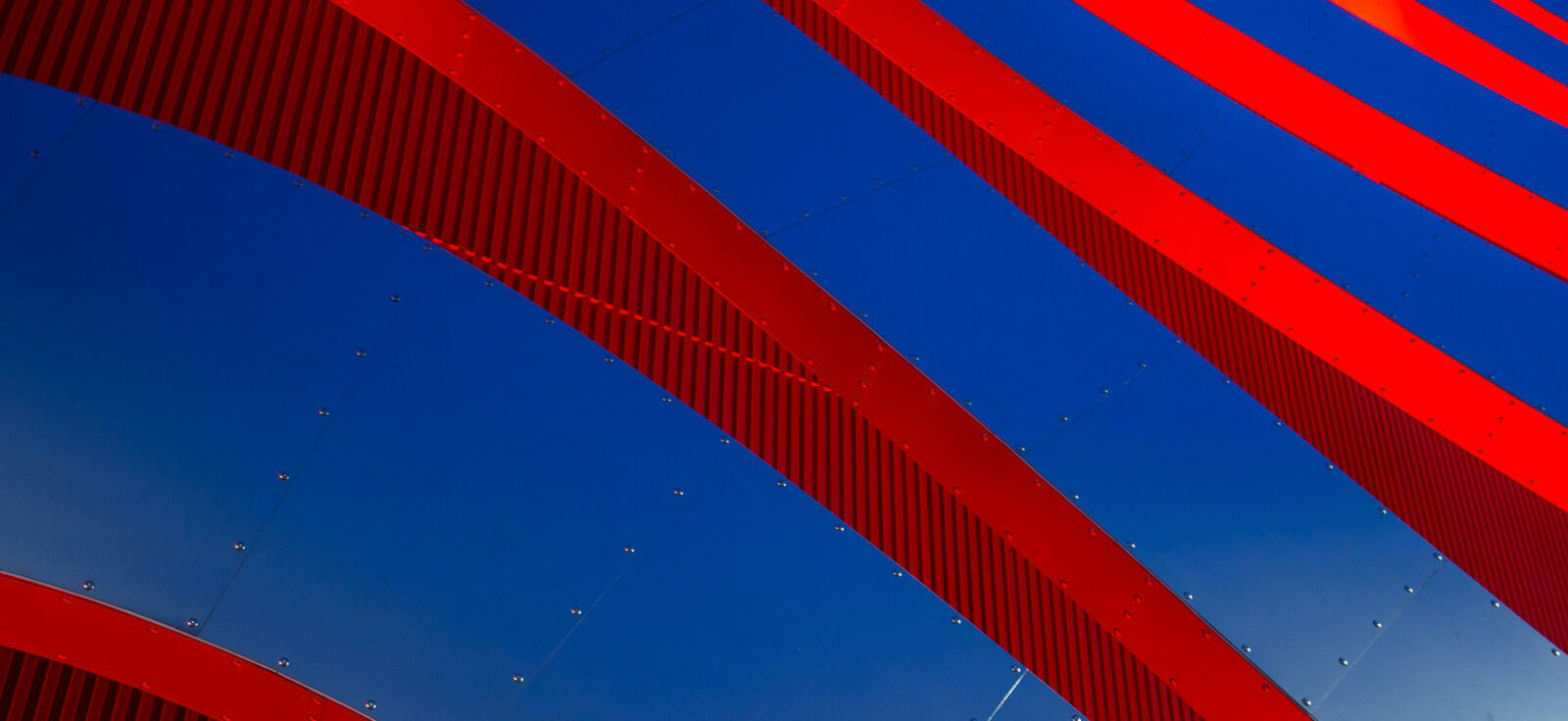 construction abstraite bleue avec des liserés rouges