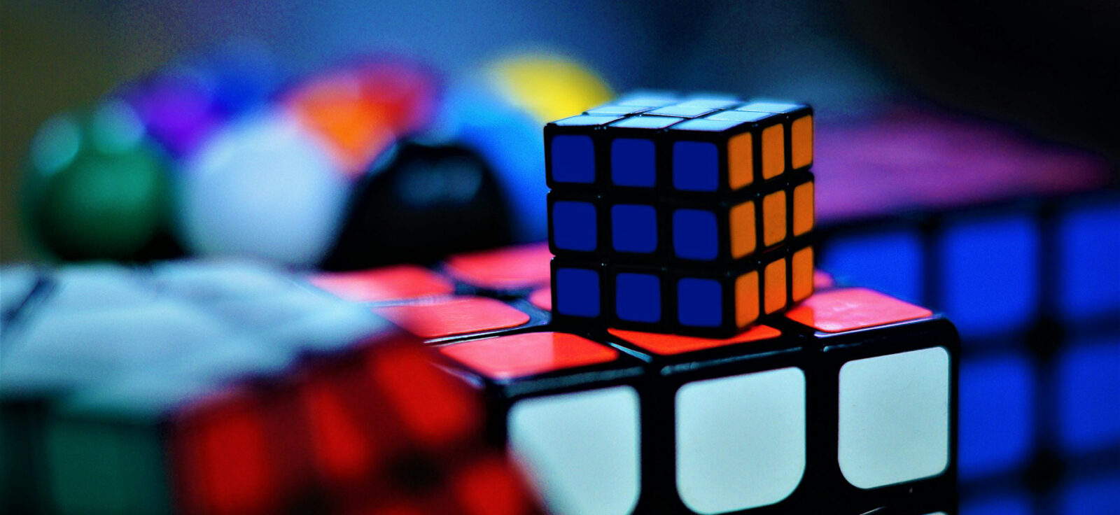 Plusieurs Rubik's cube empilés