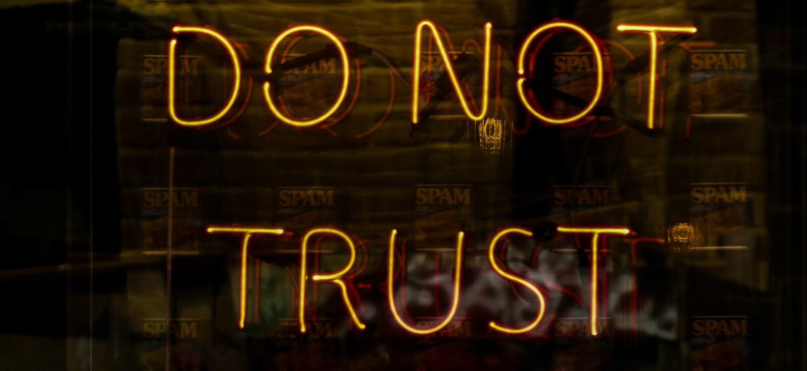 Néons affichant "Do not trust"