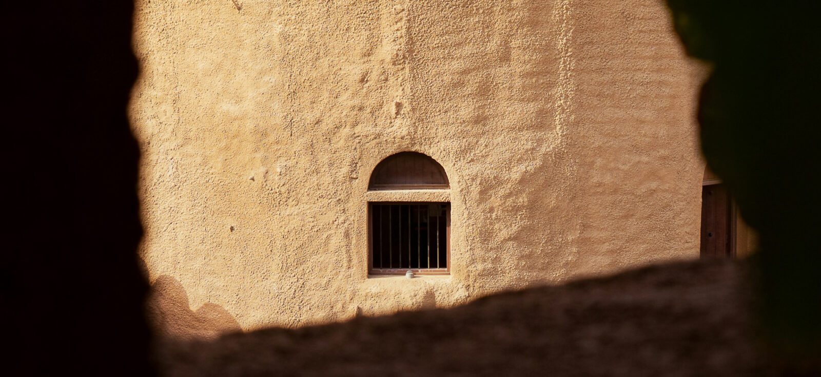 fenêtre avec barreaux