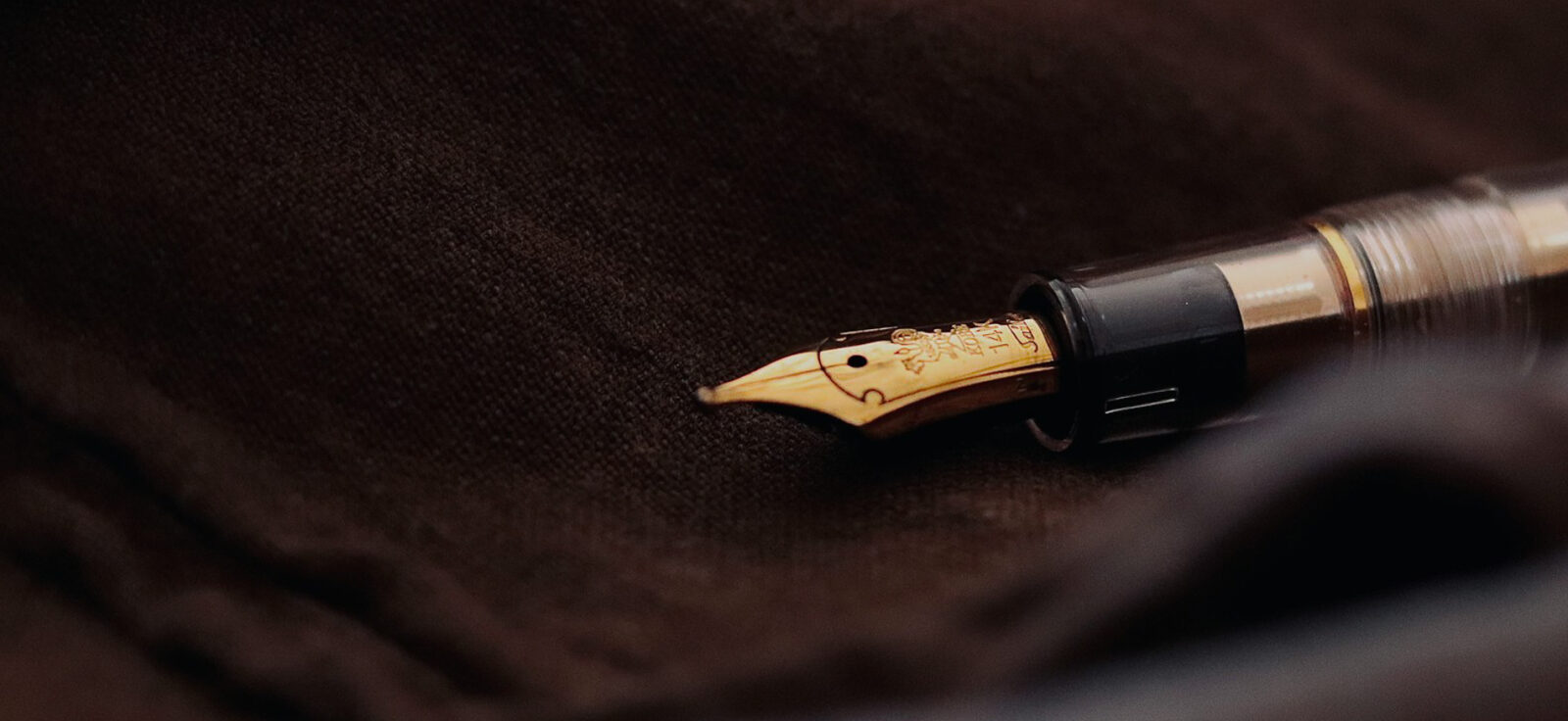 stylo à plume posé sur du textile