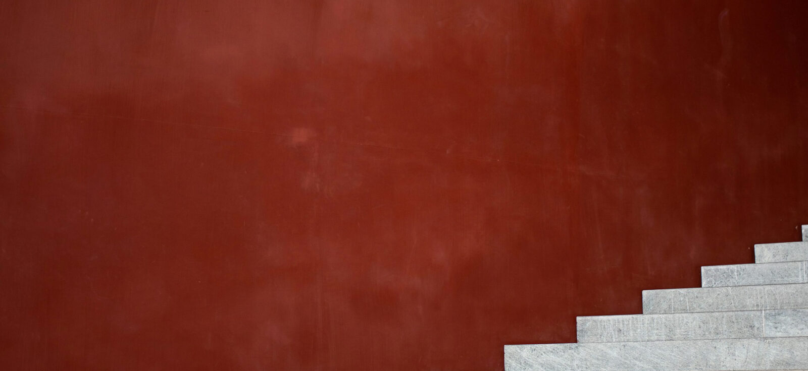 ascension de marches sur fond rouge