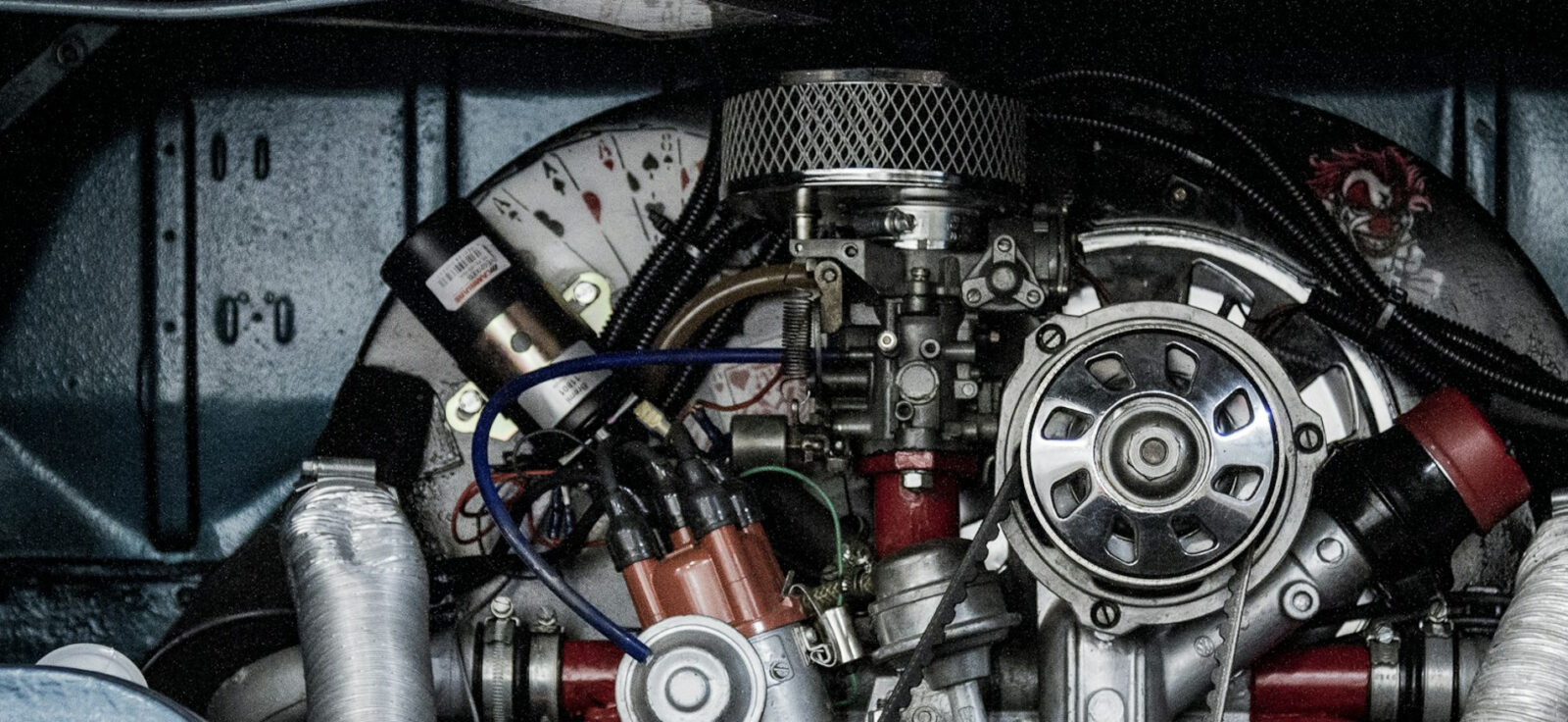 grand plan sur un moteur de voiture situé à l'arrière