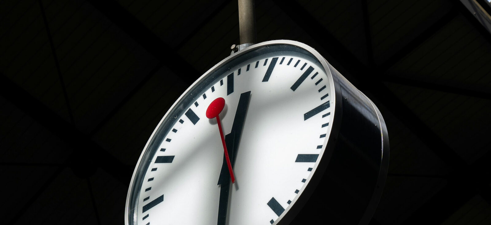 plan rapproché sur une horloge analogique