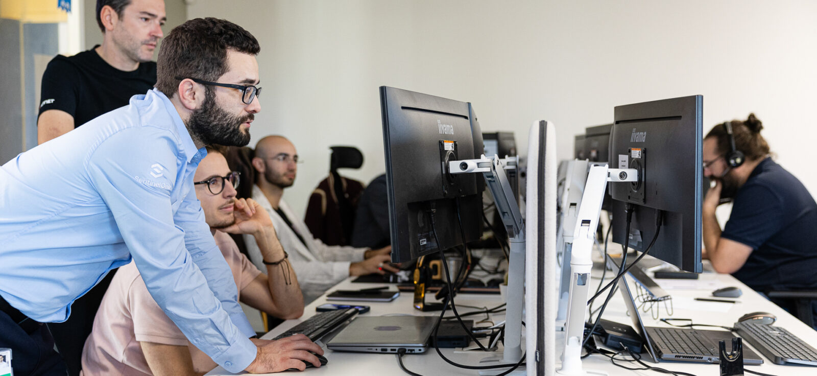 christian milan dans l'open space technique sns security