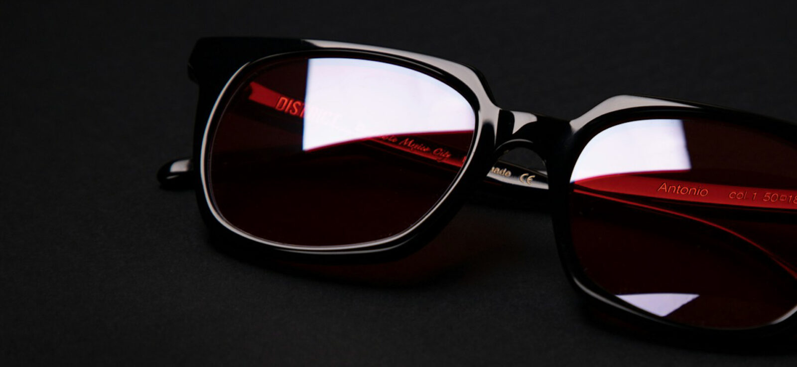 une paire de lunettes noire posée