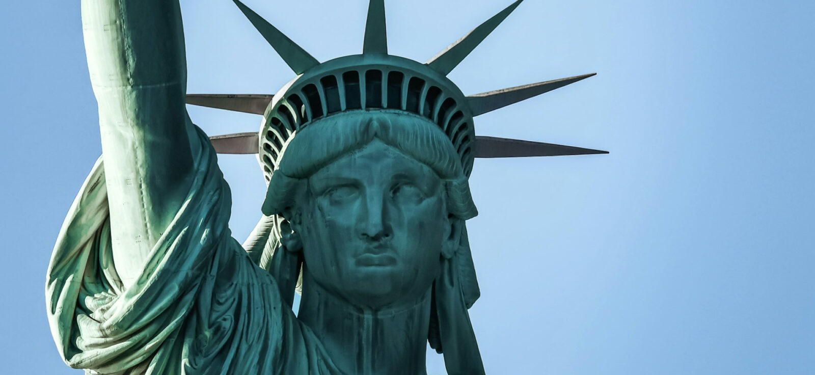 zoom sur le visage de la statue de la liberté