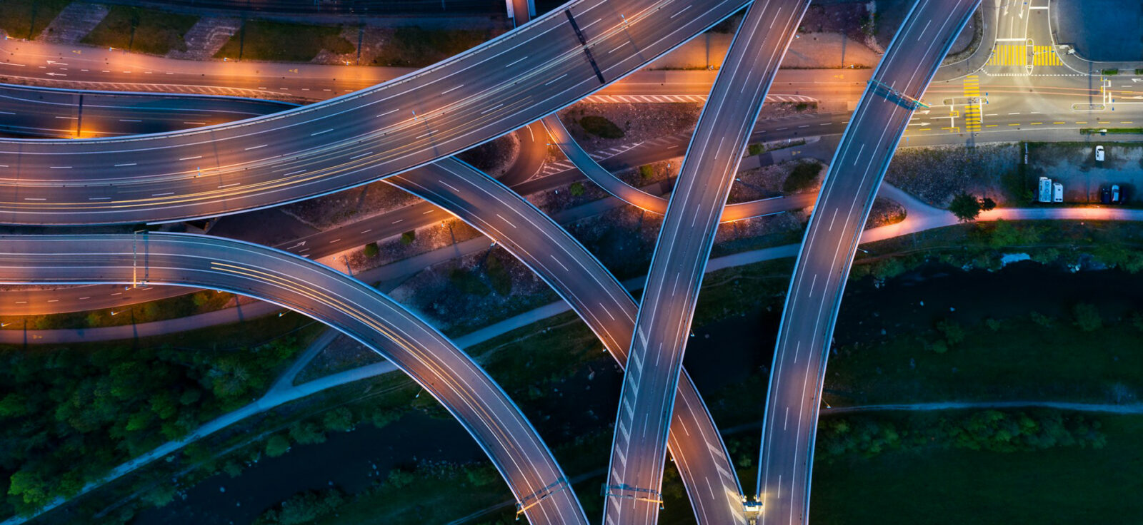 plusieurs routes qui se croisent, vue aérienne