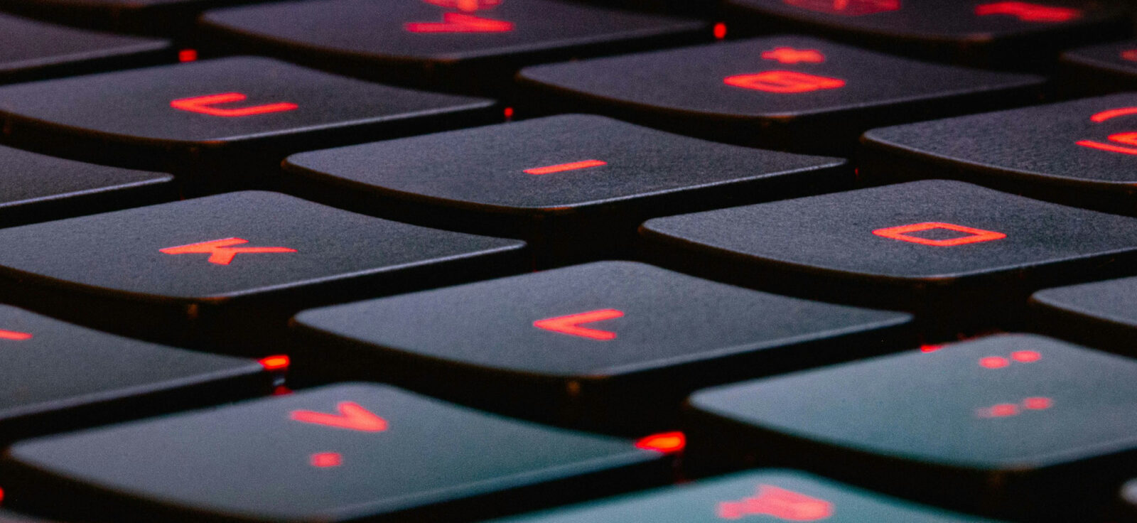 zoom sur un clavier avec des touches en surbrillance rouges