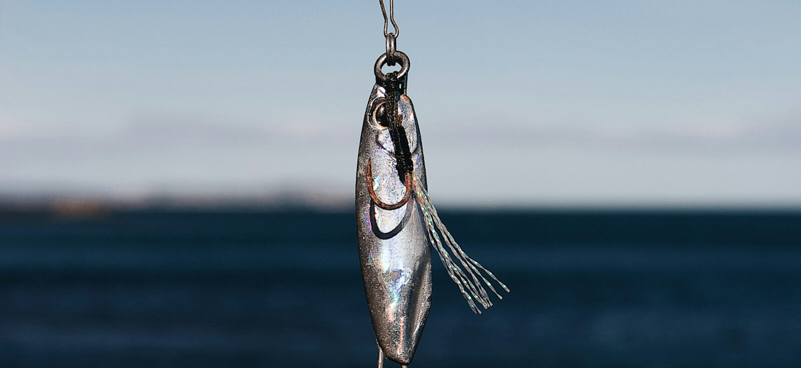 hamecon en métal avec la mer en fond