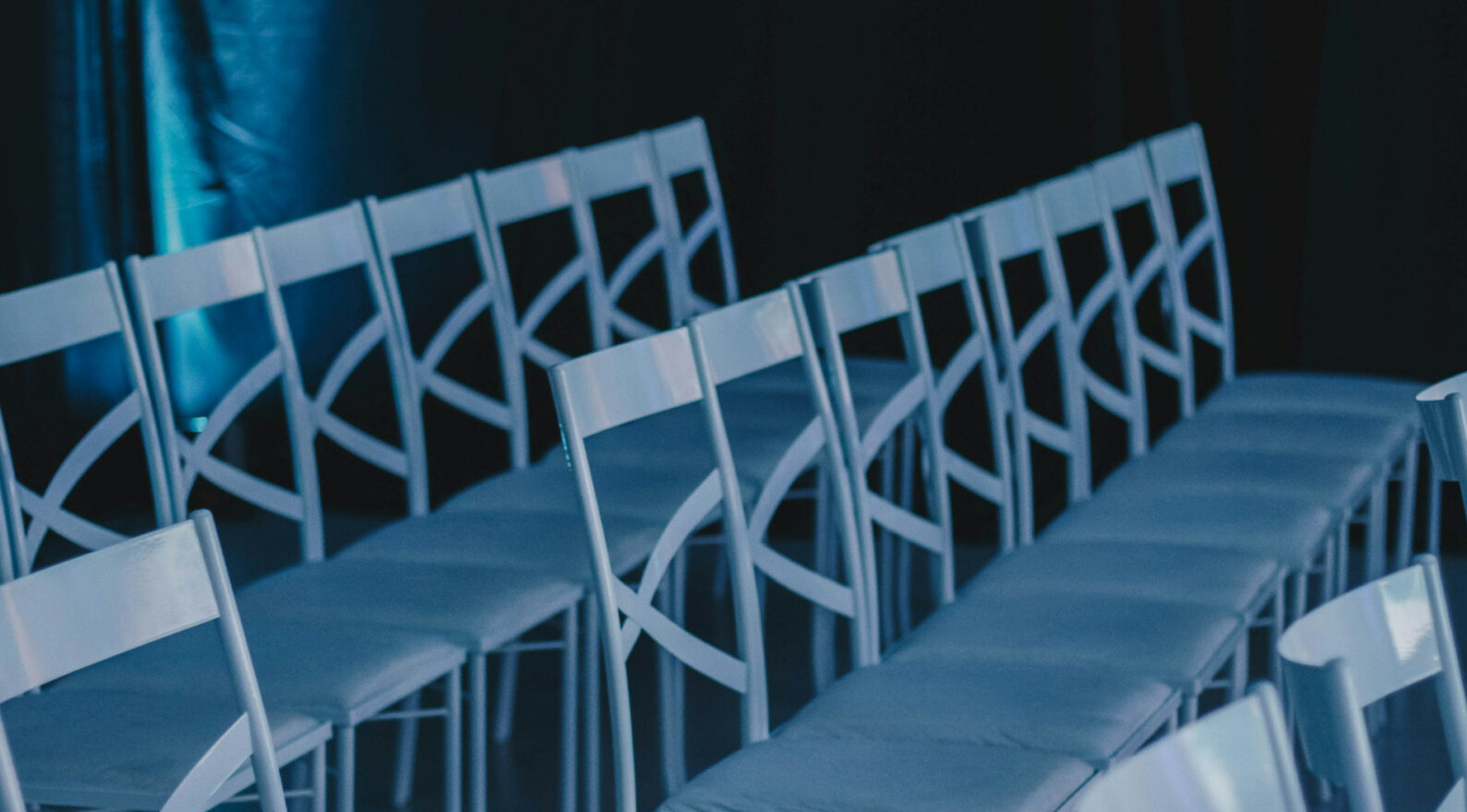 Deux rangées de chaises bleues vides