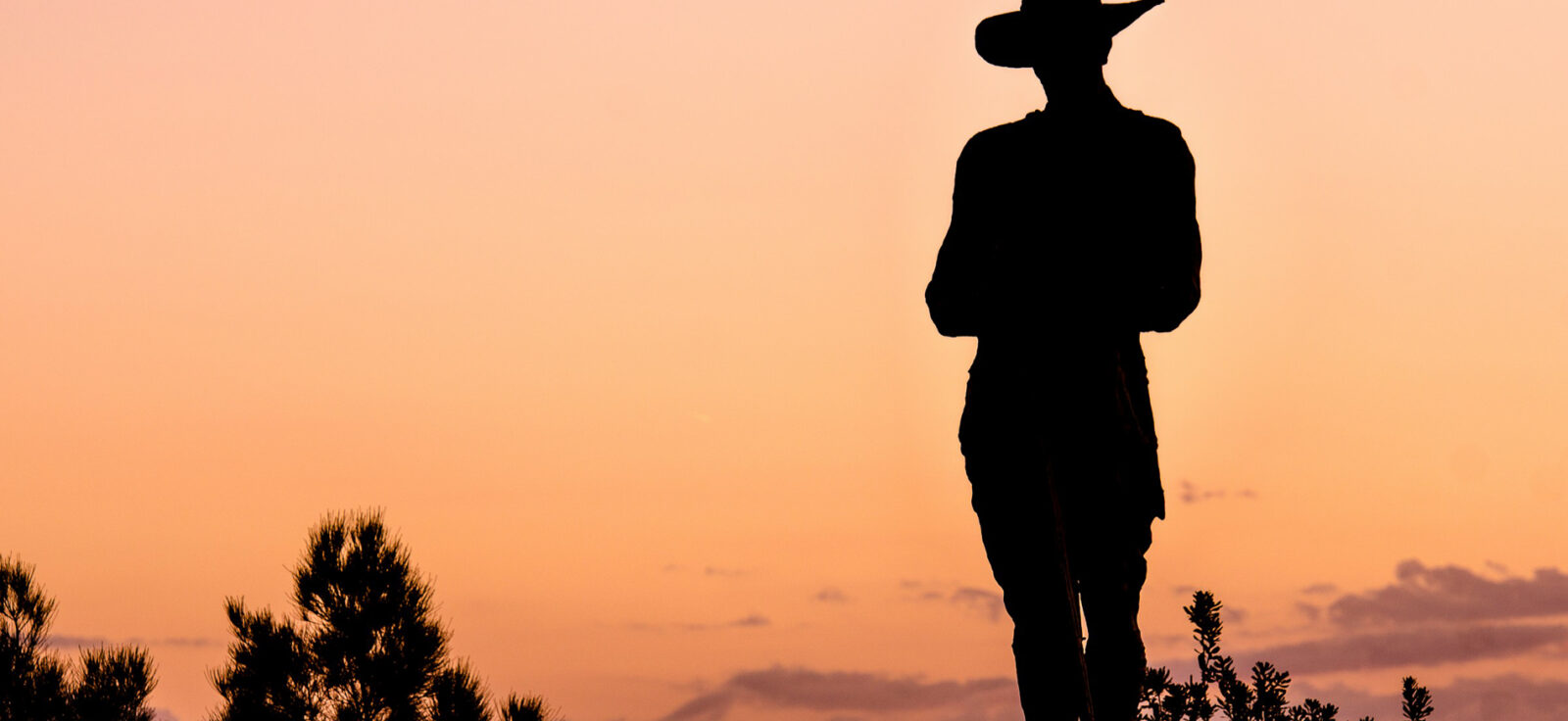 Ombre d'un ranger lors d'un coucher de soleil