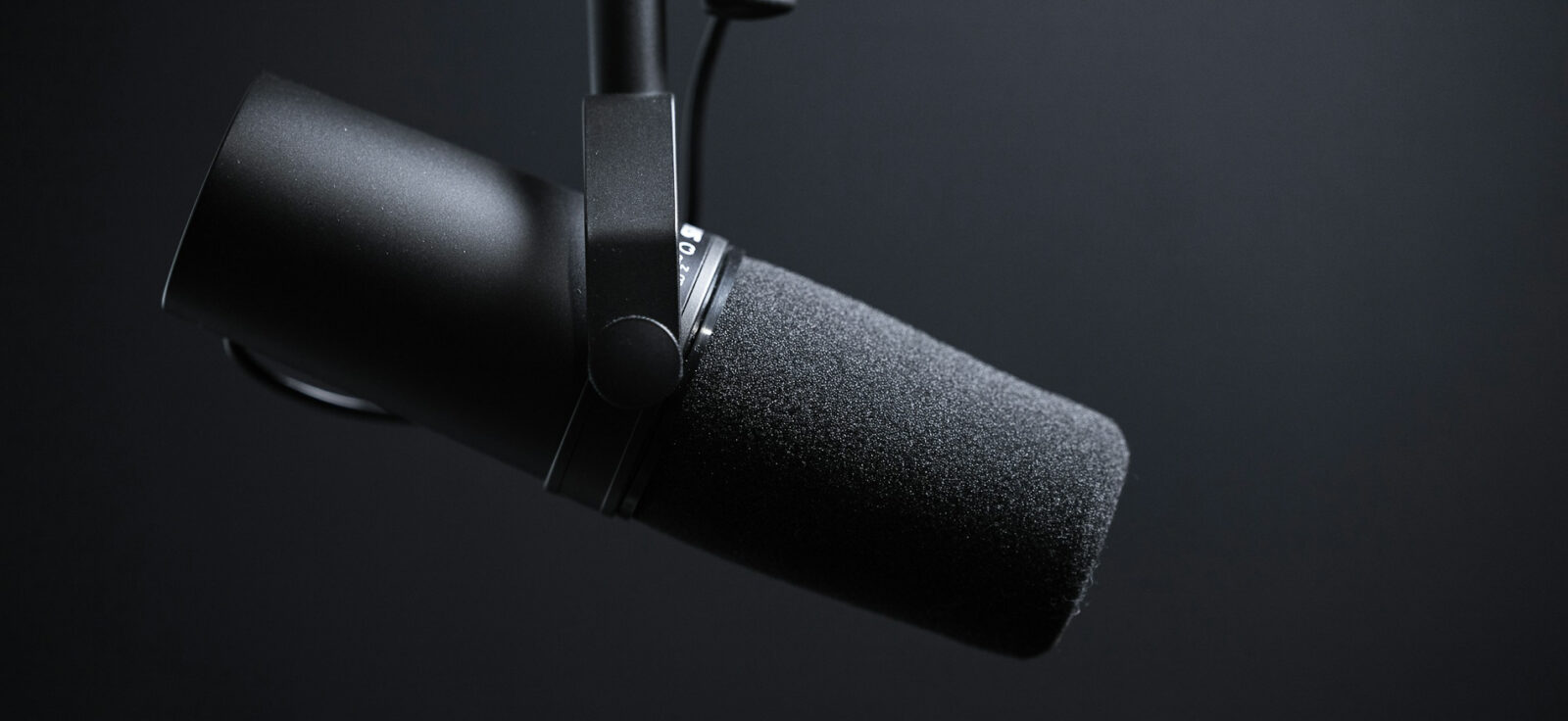 micro de studio sur fond gris/noir