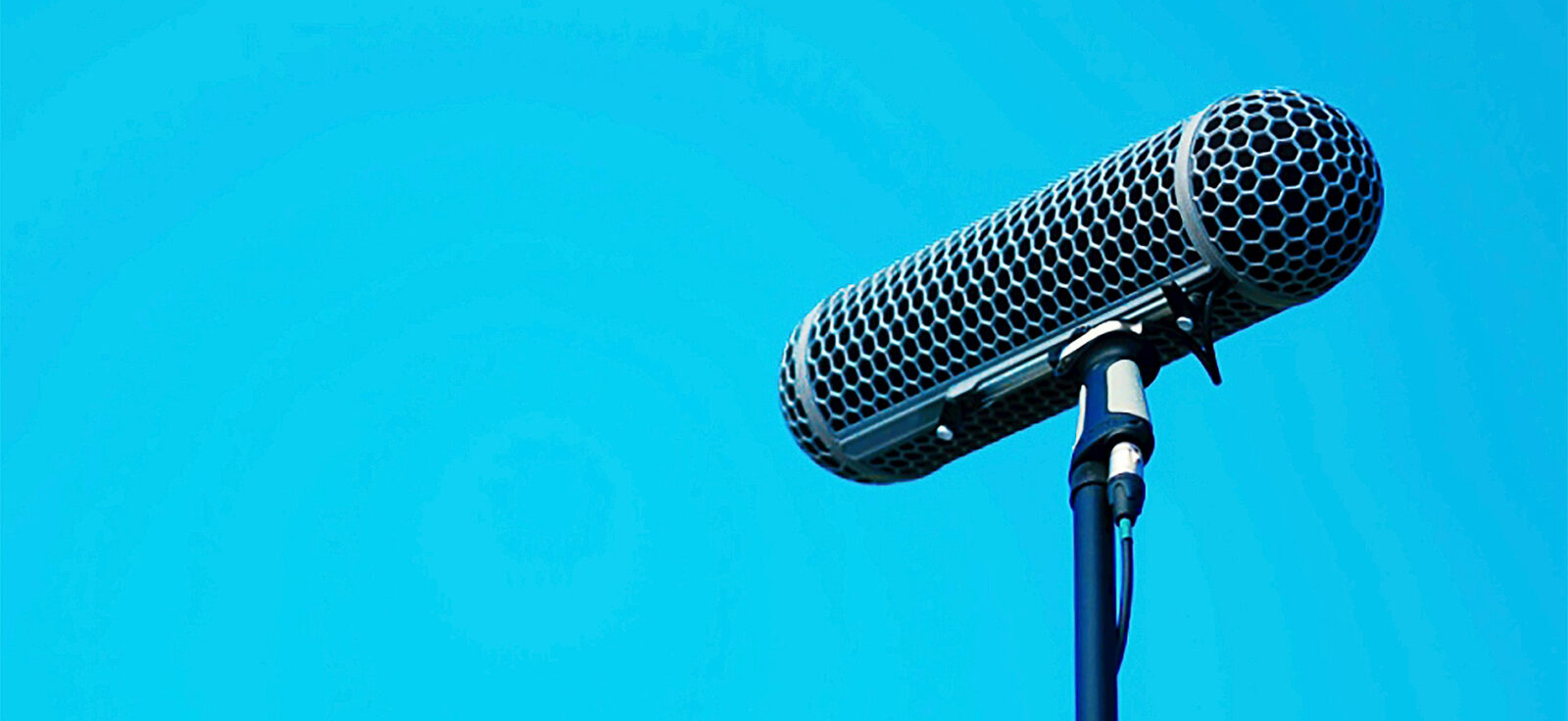 micro sur un fond bleu clair