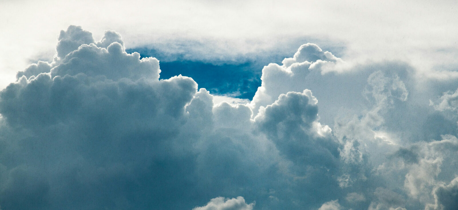 nuages dans un ciel bleu