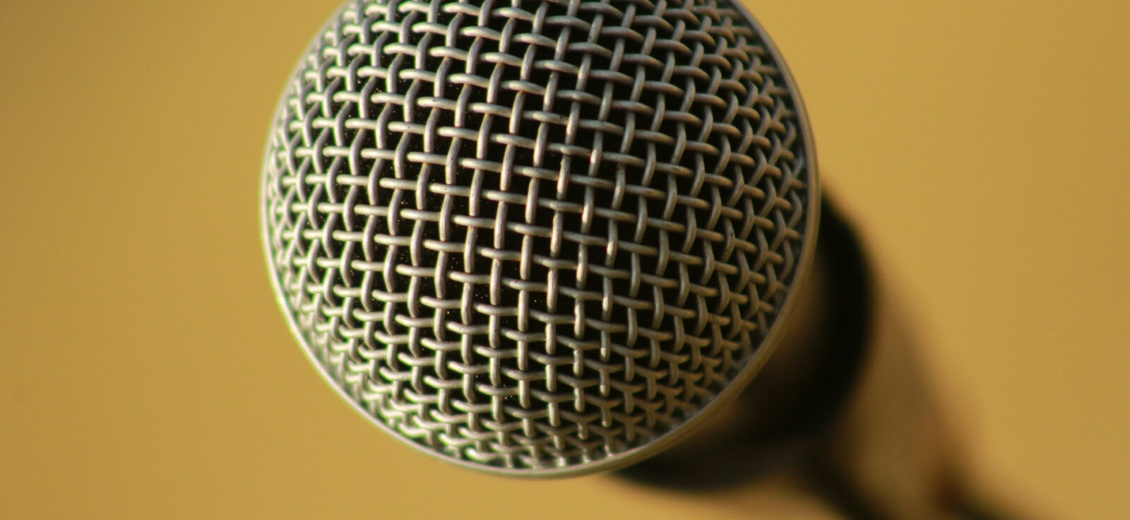 gros plan rapproché sur un microphone
