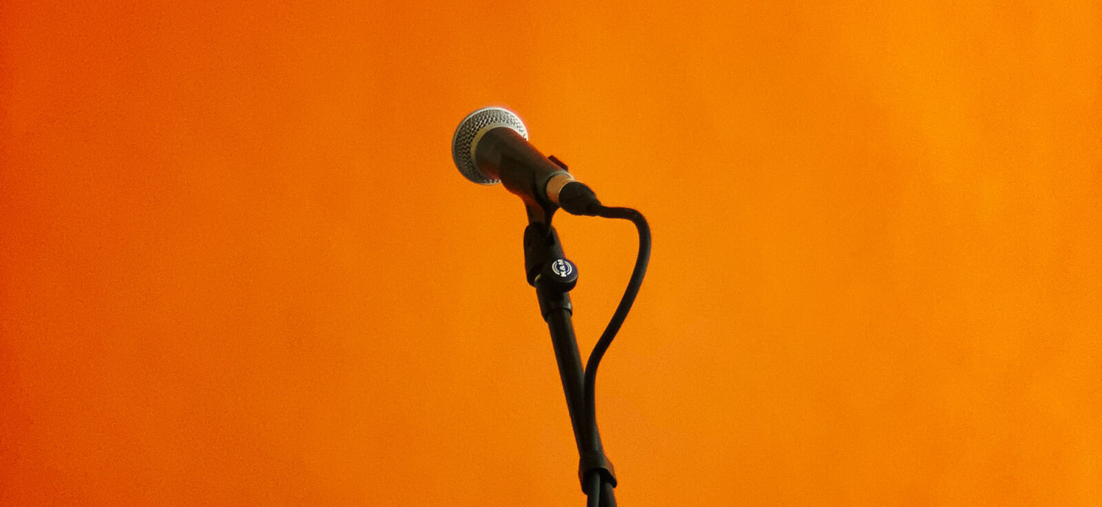 micro sur pied sur fond orange