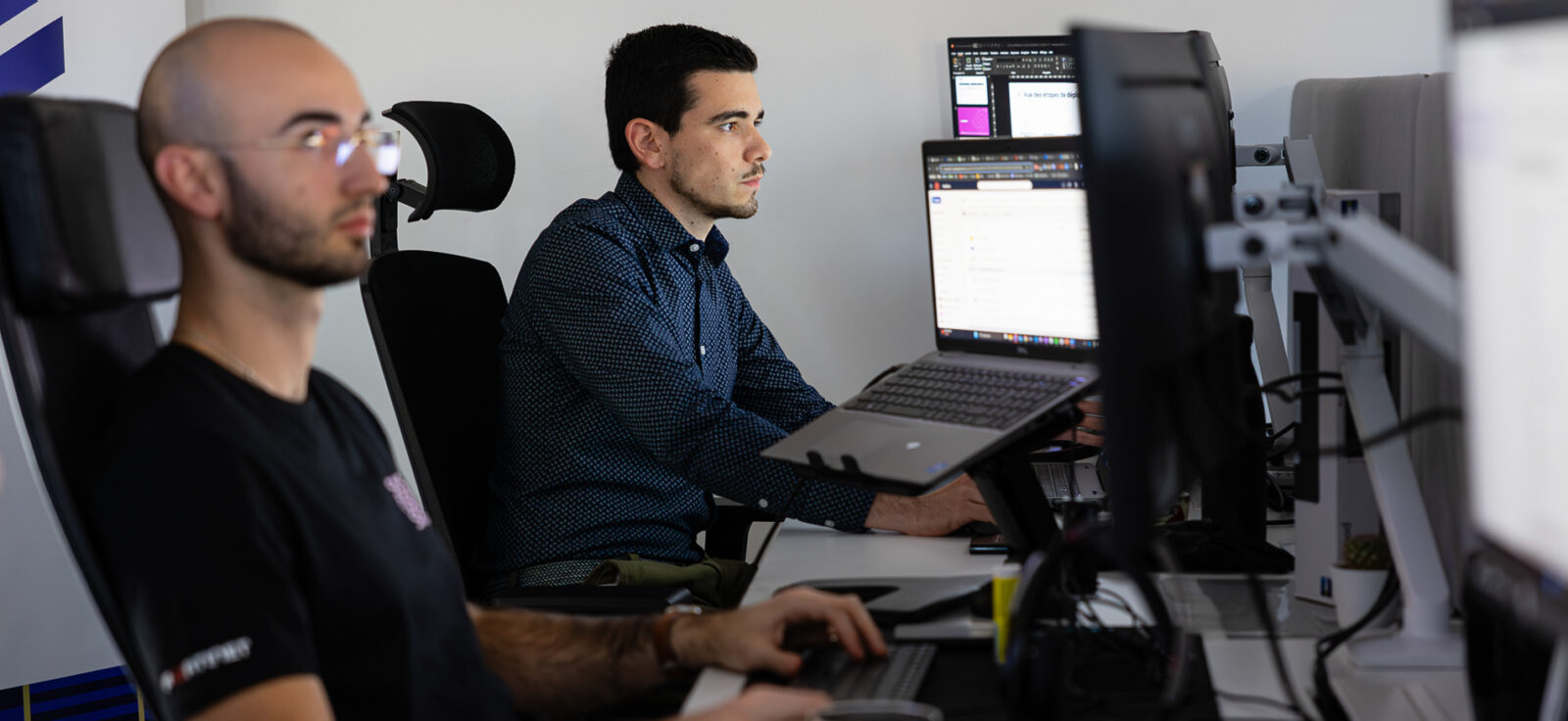 Collaborateurs SNS SECURITY travaillant sur leurs ordinateurs