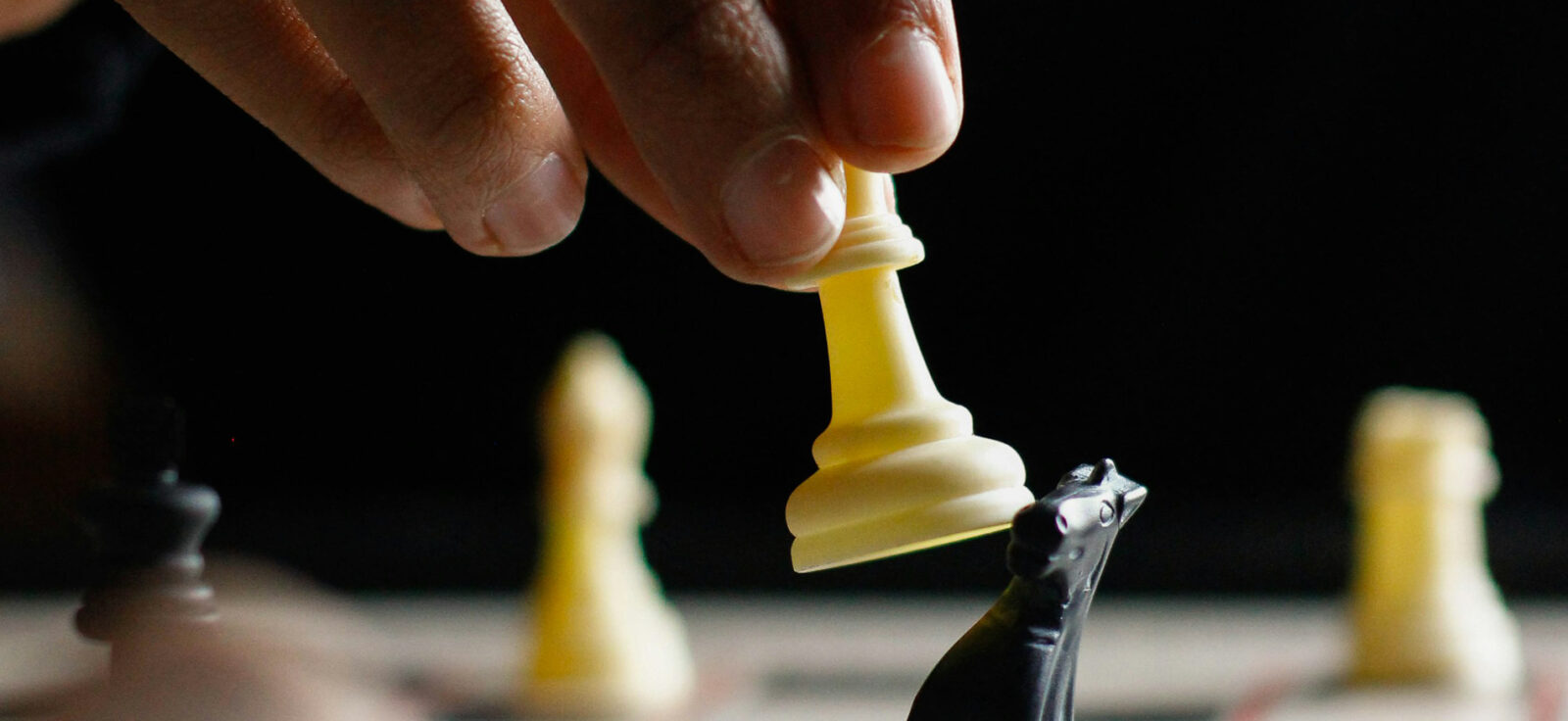 Echiquier avec une pièce qui tombe