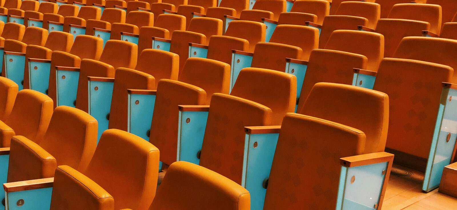 plusieurs rangées de chaises oranges