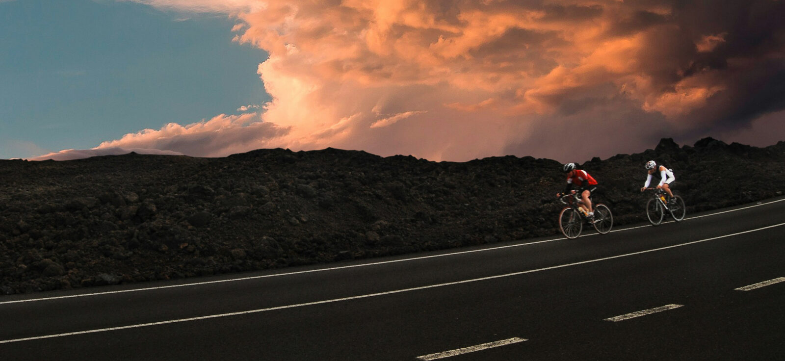 Deux cyclistes au coucher du soleil