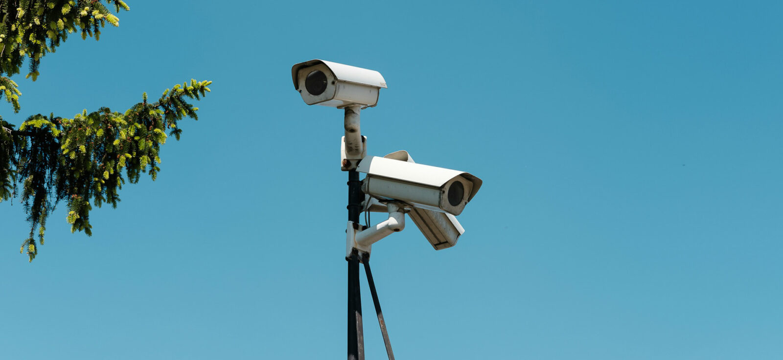Deux caméras de surveillance