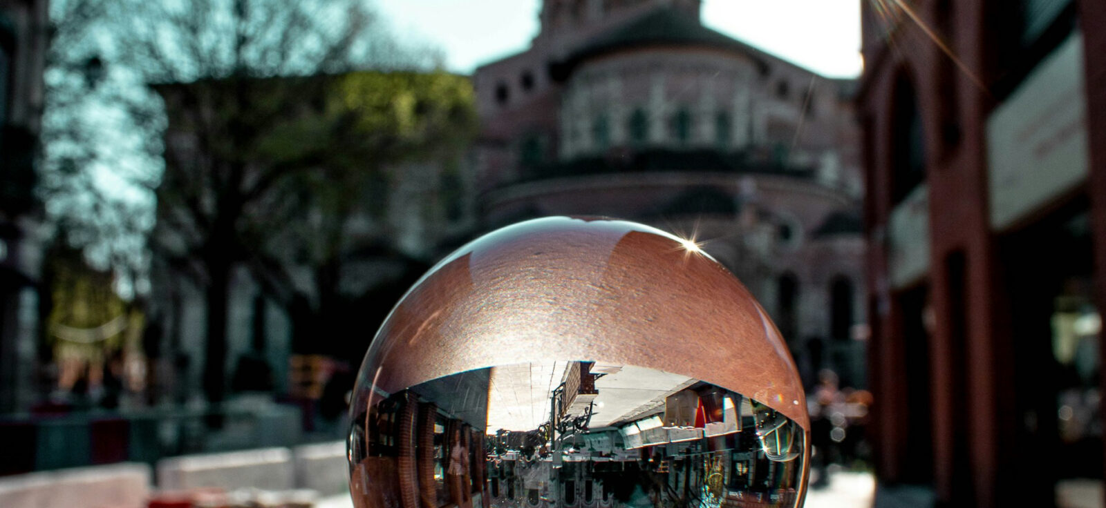 boule en métal réfléchissant les monuments de Toulouse