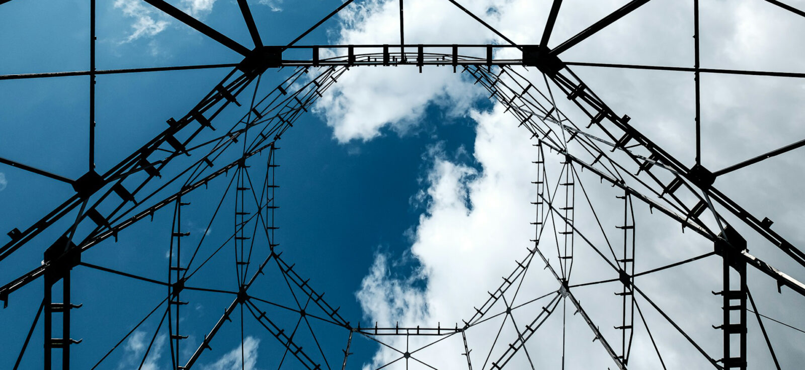 pylône électrique vu du dessous