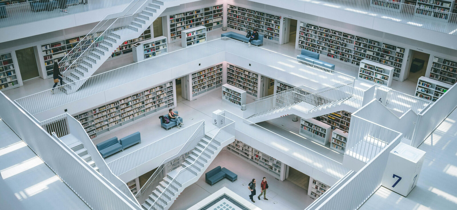 batiment avec plusieurs escaliers intérieurs