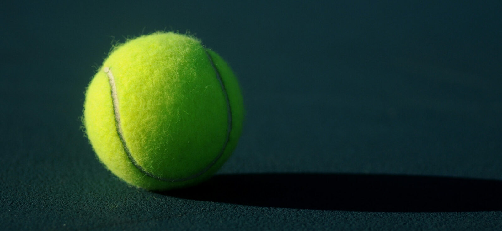 balle de tennis posée au sol