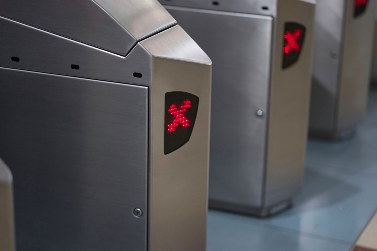 bornes de contrôle avec un écran affichant une croix rouge