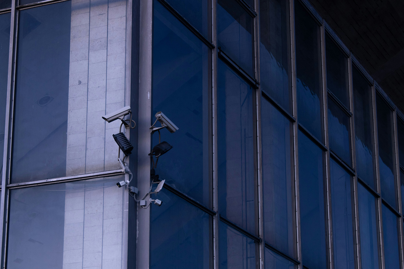 deux caméras de surveillance fixées à l'arrête d'un building moderne
