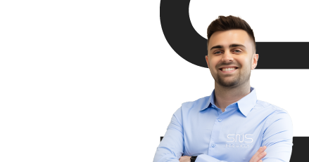 avant-vente souriant portant une chemise bleue logotypée SNS Security