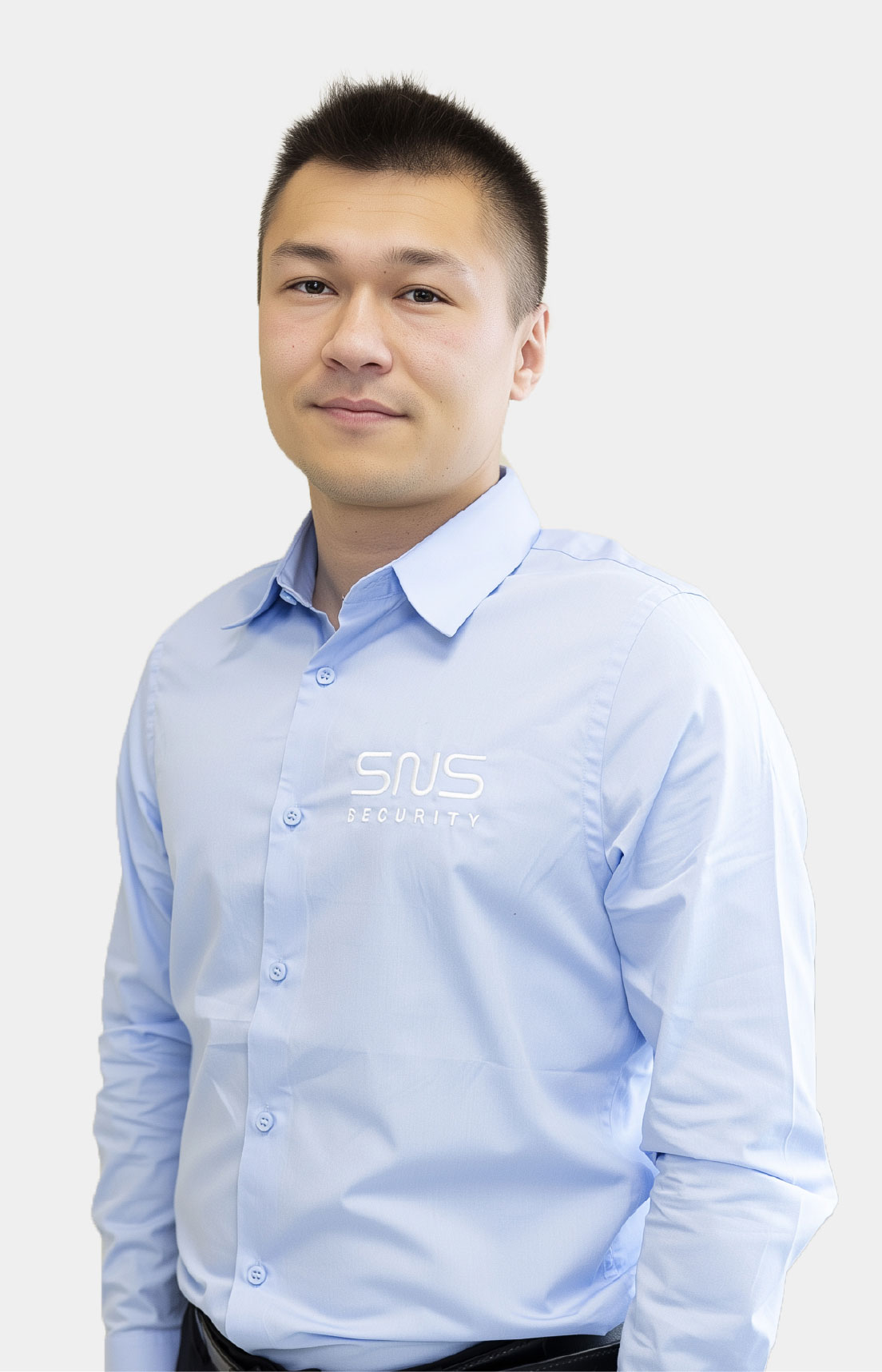 consultant sécurité réseau portant une chemise bleue logotypée SNS Security