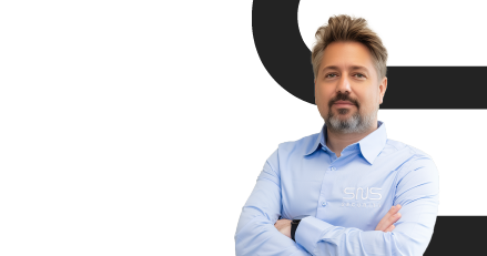 ingénieur commercial grisonnant portant une chemise bleue logotypée SNS Security