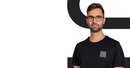 ingénieur sécurité réseau portant un t-shirt noir logotypé SNS Security