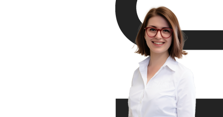 ingénieure commerciale châtain portant une chemise blanche logotypée SNS Security