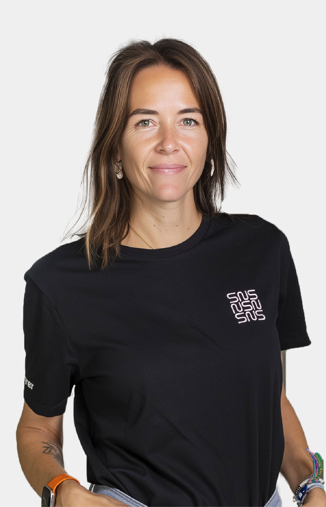 ingénieure sécurité réseau portant un t-shit noir SNS Security