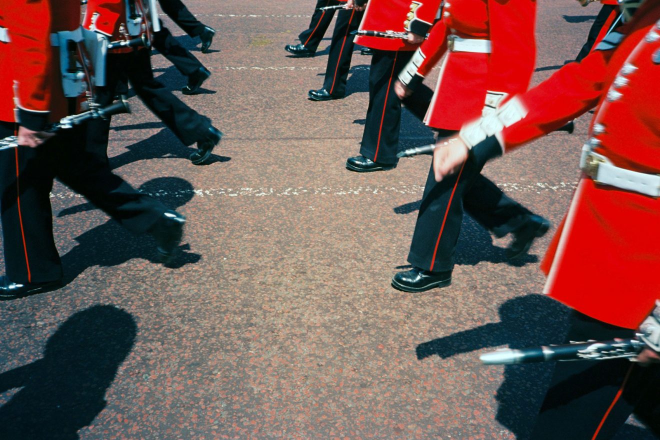 vue plongeante sur un défilé de la garde britannique
