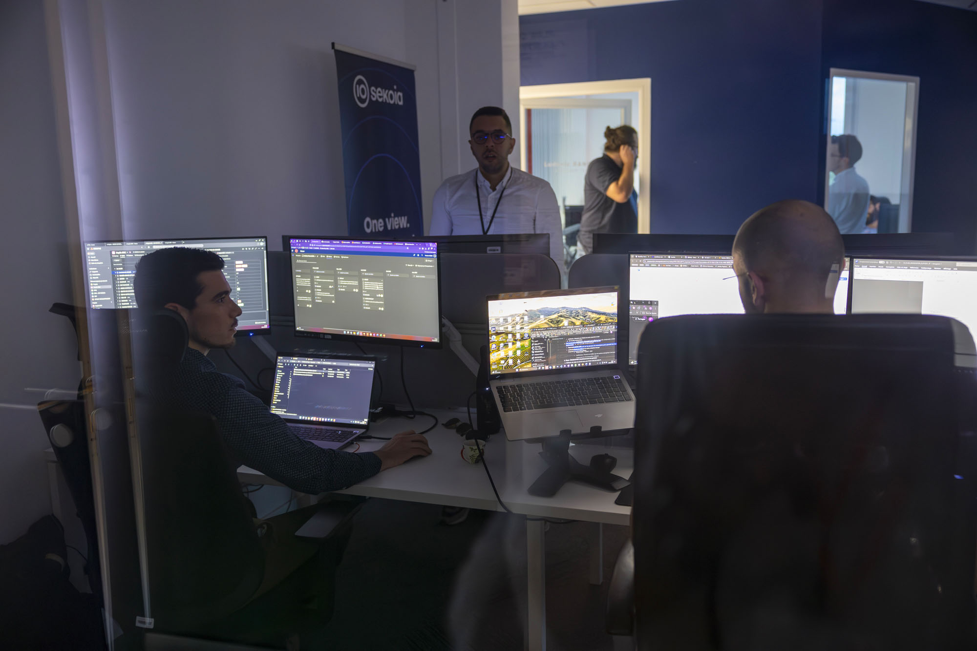 salle dans le noir avec les analystes SOC en plein travail