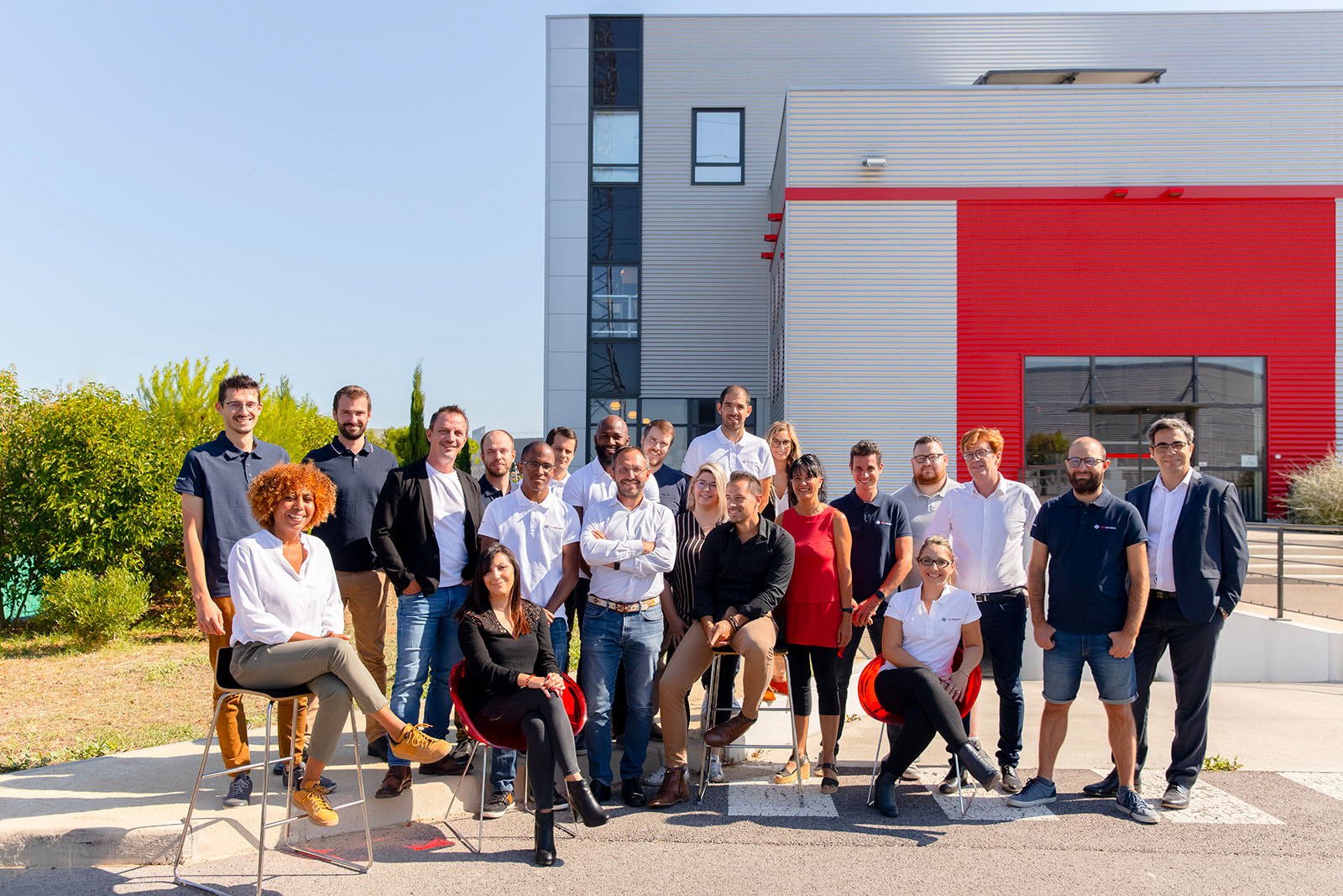 l'équipe SNS Security en 2020 devant le siège de l'entreprise