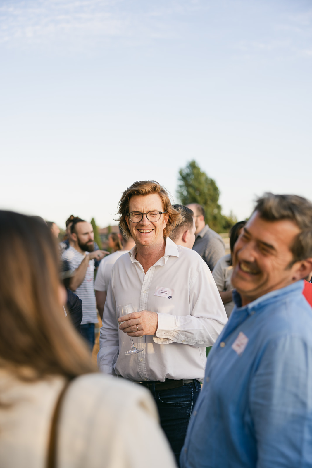 Franck Burtin en discussion avec des collaborateurs SNS Security