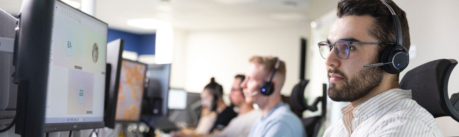 ingénieurs SNS Security en videoconférence avec des clients