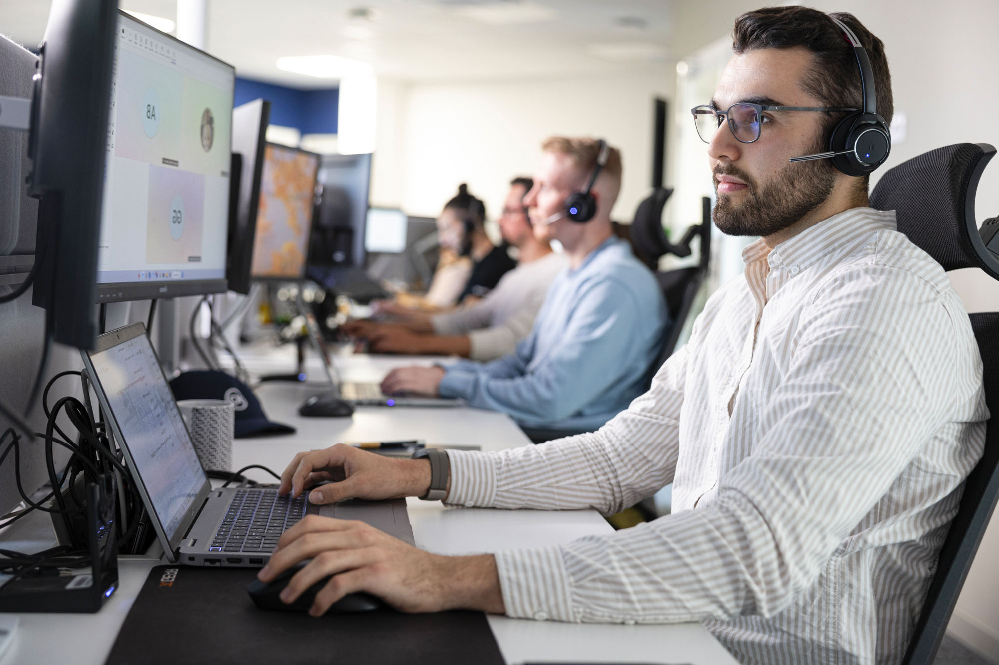 ingénieur réseau sécurité en videoconference assis à son poste de travail