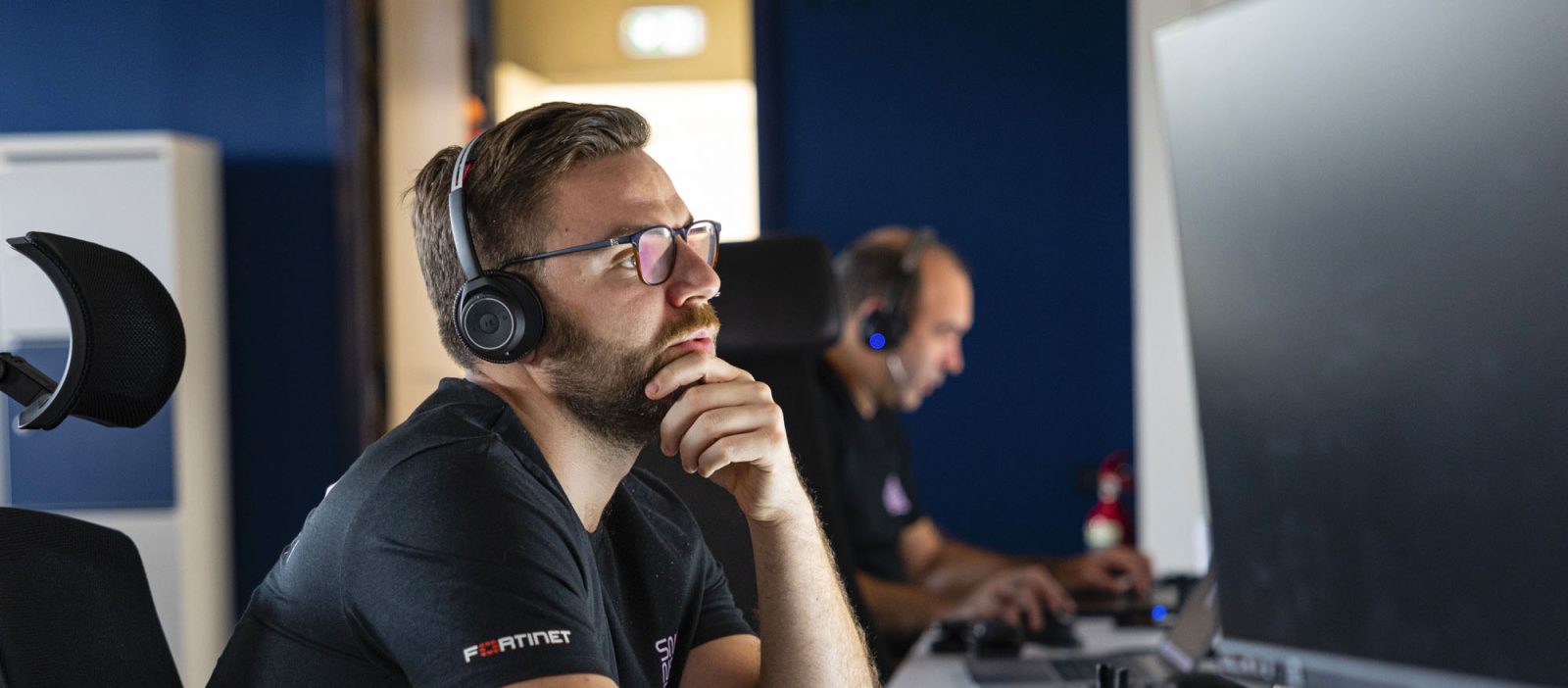 ingénieur sécurité réseau casqué concentré à son poste de travail