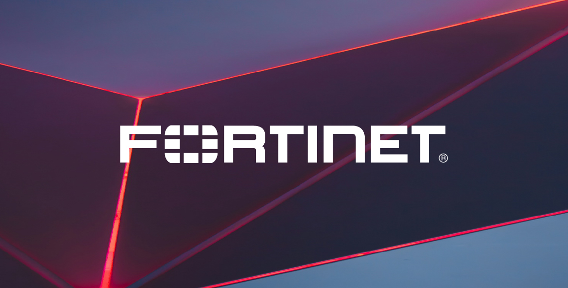 logo Fortinet sur un fond abstrait violet et bleu stylisé
