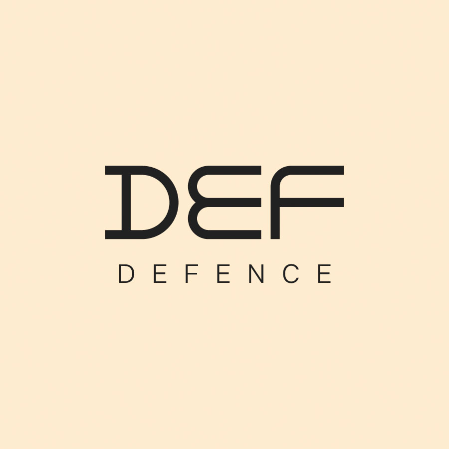 logo DEFENCE composé des lettres DEF sur fond orange pastel